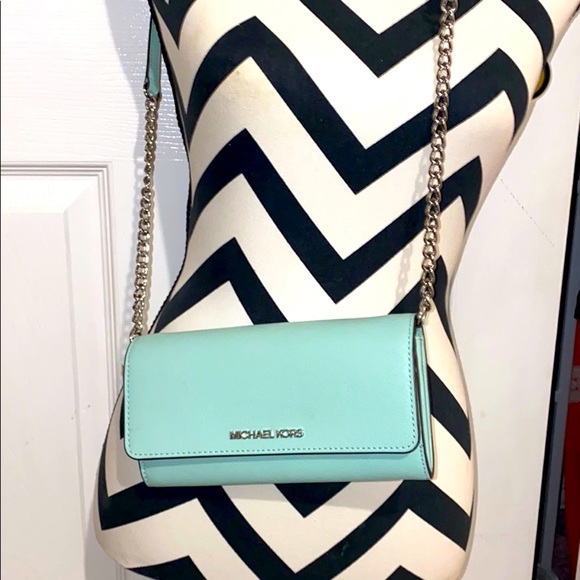 KORS Michael Kors Handbags - HP🎉NEW Michael Kors Saffiano Leather Wallet/Chain